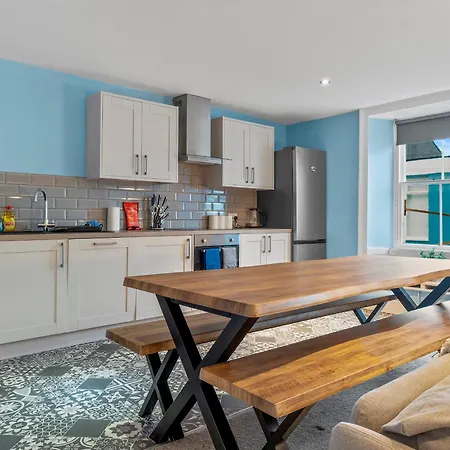 Large House In Sleeps 10 - Pass The Keys *