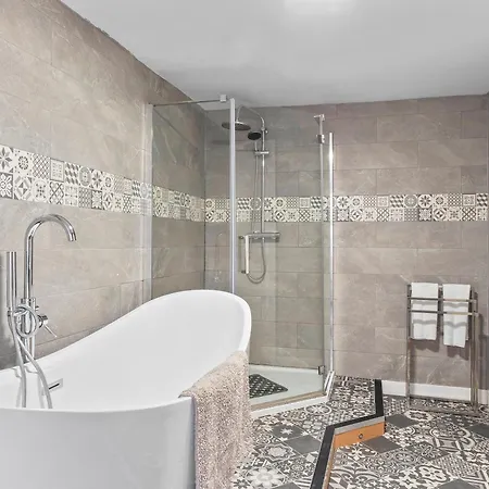 Large House In Sleeps 10 - Pass The Keys