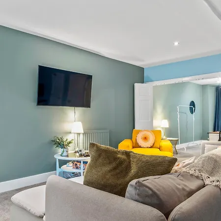 Large House In Sleeps 10 - Pass The Keys Apartment *