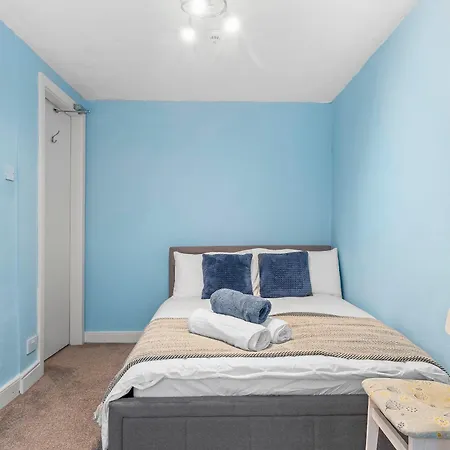 Large House In Sleeps 10 - Pass The Keys *