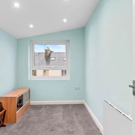 Large House In Sleeps 10 - Pass The Keys