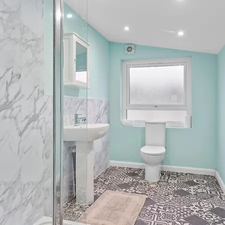 Large House In Sleeps 10 - Pass The Keys