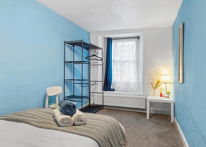 Large House In Sleeps 10 - Pass The Keys