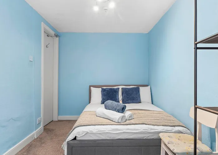 Large House In Sleeps 10 - Pass The Keys *