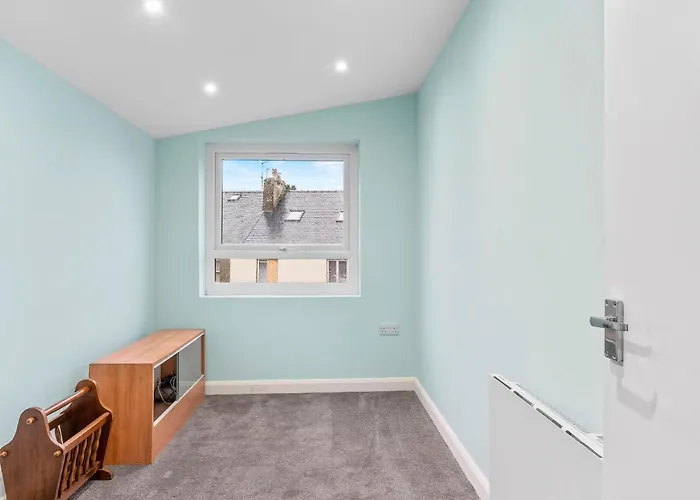 Large House In Sleeps 10 - Pass The Keys